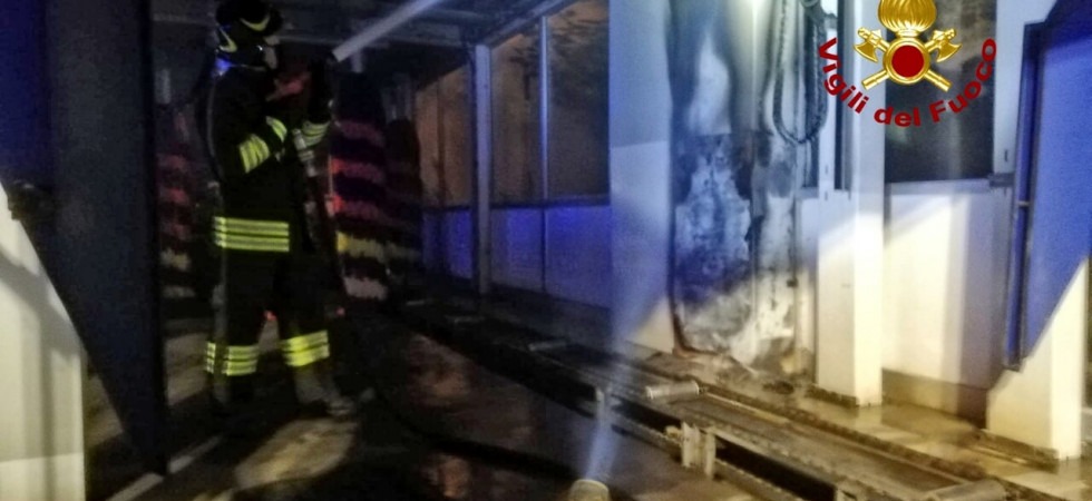 Incendio in un autolavaggio, fiamme al pannello di alimentazione